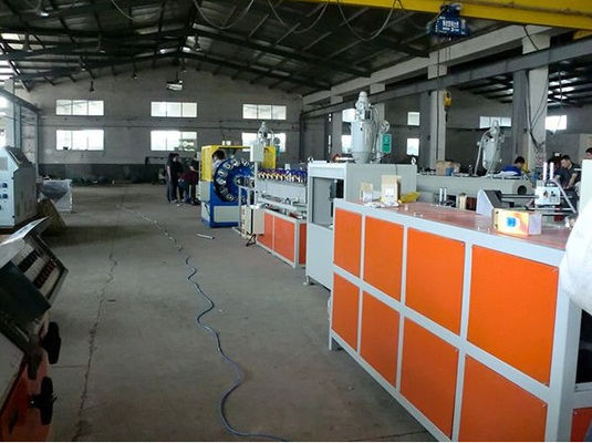 Η ενιαία ίνα PVC γραμμών εξώθησης σωλήνων βιδών πλαστική ενίσχυσε τα μαλακά μηχανήματα παραγωγής