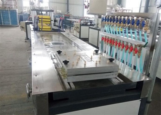 Πλαστική γραμμή εξώθησης πινάκων CE UL, πίνακας PVC που κατασκευάζει τη μηχανή για τα έπιπλα