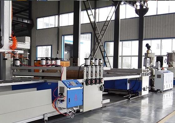 Πλαστική μηχανή εξώθησης πινάκων αφρού PVC γραμμών παραγωγής 380V 50HZ πινάκων επιτροπής WPC