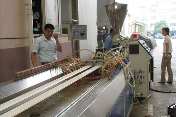 Διπλά πόρτα PVC γραμμών εξώθησης σχεδιαγράμματος βιδών πλαστικά και σχεδιάγραμμα πλαισίων που κατασκευάζει τη μηχανή