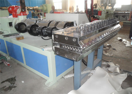 Πίνακας αφρού κρουστών PVC WPC πορτών επίπλων που κατασκευάζει τη μηχανή με το δίδυμο εξωθητή βιδών