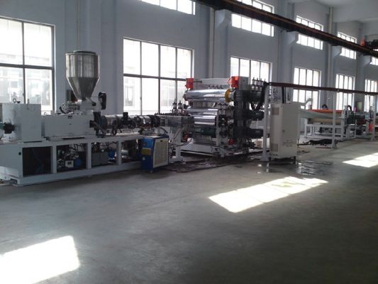 Δίδυμη μηχανή κατασκευής πινάκων μηχανών WPC πινάκων αφρού PVC βιδών
