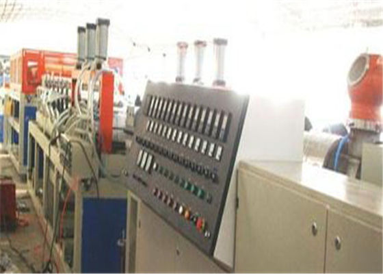 Ανακυκλωμένη γραμμή παραγωγής πινάκων PVC WPC PE PP για την πόρτα/τα έπιπλα