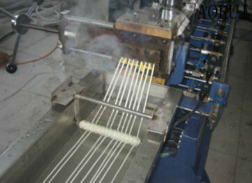 Καλή τιμή. Το ανακυκλωμένο μπουκάλι ταινιών ξεφλουδίζει τη μηχανή κόκκων μη - υφαμένη γραμμή εξώθησης κόκκων σε απευθείας σύνδεση