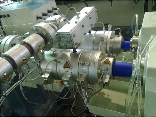 Καλή τιμή. Δίδυμη γραμμή 150-800kg/H εξώθησης σωλήνων PVC εξωθητών βιδών CE/ISO9001 σε απευθείας σύνδεση