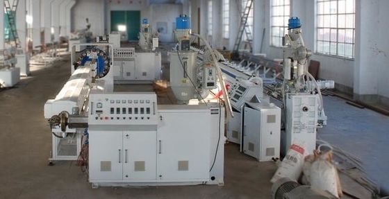 Καλή τιμή. Ίνα PVC που ενισχύει το μαλακό σωλήνα που κατασκευάζει τη μηχανή το διπλό εξωθητή βιδών σε απευθείας σύνδεση