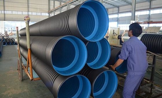 Καλή τιμή. HDPE μηχανών εξώθησης αντίστασης θερμότητας πλαστική διπλοτειχισμένη ζαρωμένη γραμμή παραγωγής σωλήνων σε απευθείας σύνδεση