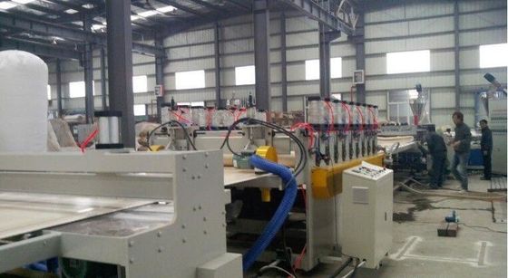Καλή τιμή. Ξύλινη πλαστική σύνθετη γραμμή εξώθησης PVC WPC για την παραγωγή σχεδιαγράμματος παραθύρων σε απευθείας σύνδεση