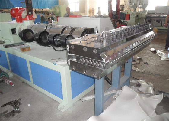 Καλή τιμή. 380V μηχανή 600kg/H πινάκων αφρού PVC για τον εγκιβωτισμό κατασκευής σε απευθείας σύνδεση