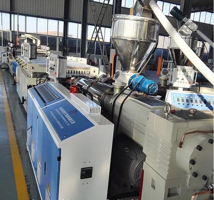 Καλή τιμή. Πλαστικό κοβάλτιο μηχανών WPC πινάκων PVC - διακοσμητική παραγωγή πιάτων αφρού εξώθησης σε απευθείας σύνδεση