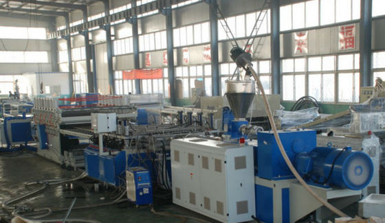 Καλή τιμή. Δίδυμη γραμμή εξώθησης πινάκων PVC WPC βιδών πλαστική, γραμμή παραγωγής πινάκων αφρού PVC WPC σε απευθείας σύνδεση