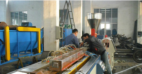 Καλή τιμή. γραμμή εξώθησης σχεδιαγράμματος PVC WPC 22kw 120kg/H 10m/Min, πλαστικό σχεδιάγραμμα που κατασκευάζει τη μηχανή σε απευθείας σύνδεση