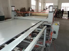 Καλή τιμή. Τρία - γραμμή παραγωγής πινάκων κατασκευής στρώματος WPC για την εξώθηση εγκιβωτισμού PVC WPC σε απευθείας σύνδεση