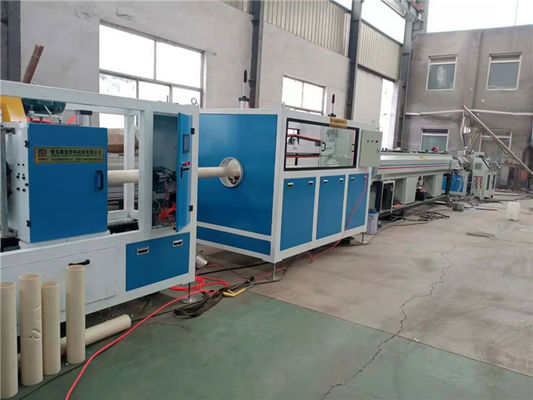 16 - σωλήνας PVC 63mm που κατασκευάζει τη μηχανή με το δίδυμο εξωθητή βιδών
