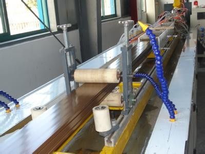 Καλή τιμή. Γραμμή εξώθησης σχεδιαγράμματος προστατευτικών κιγκλιδωμάτων WPC, εξωθητής σχεδιαγράμματος εδρών σε απευθείας σύνδεση